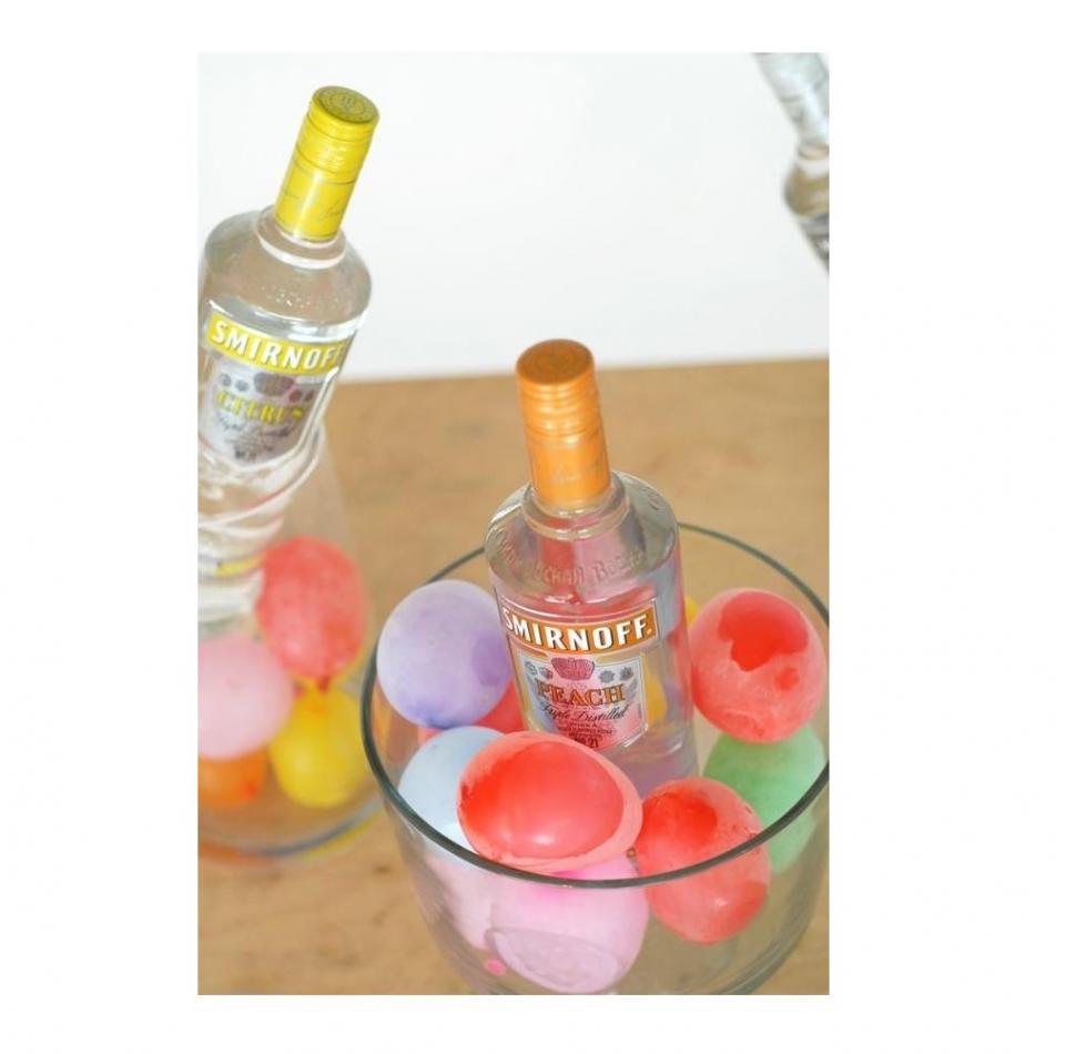 Freeze Water Balloons And Use Them To Keep Drinks Cold At A Party Trusper