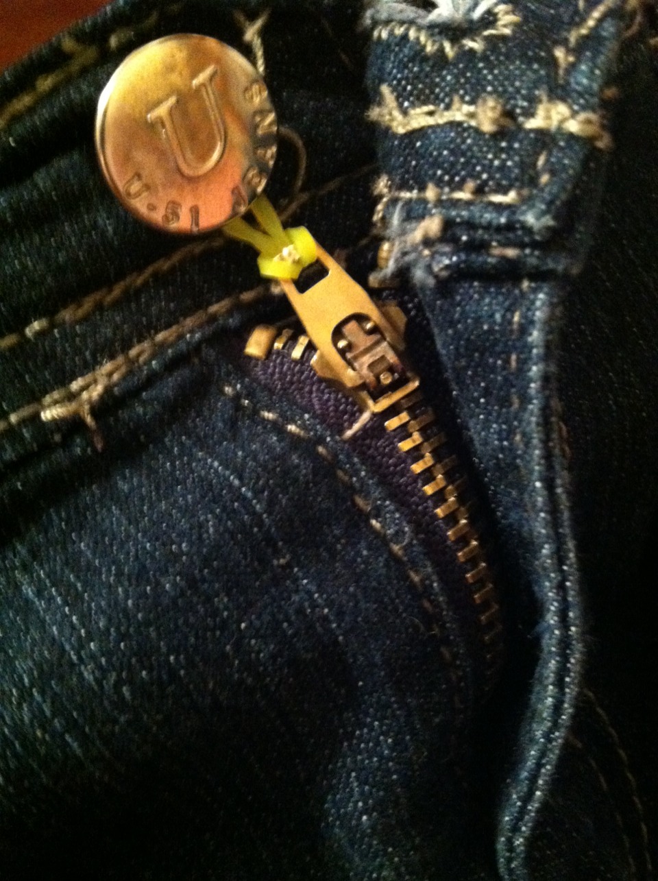 Zipper Falling Down? Add A Rubber Band To It To Keep It Up! Trusper