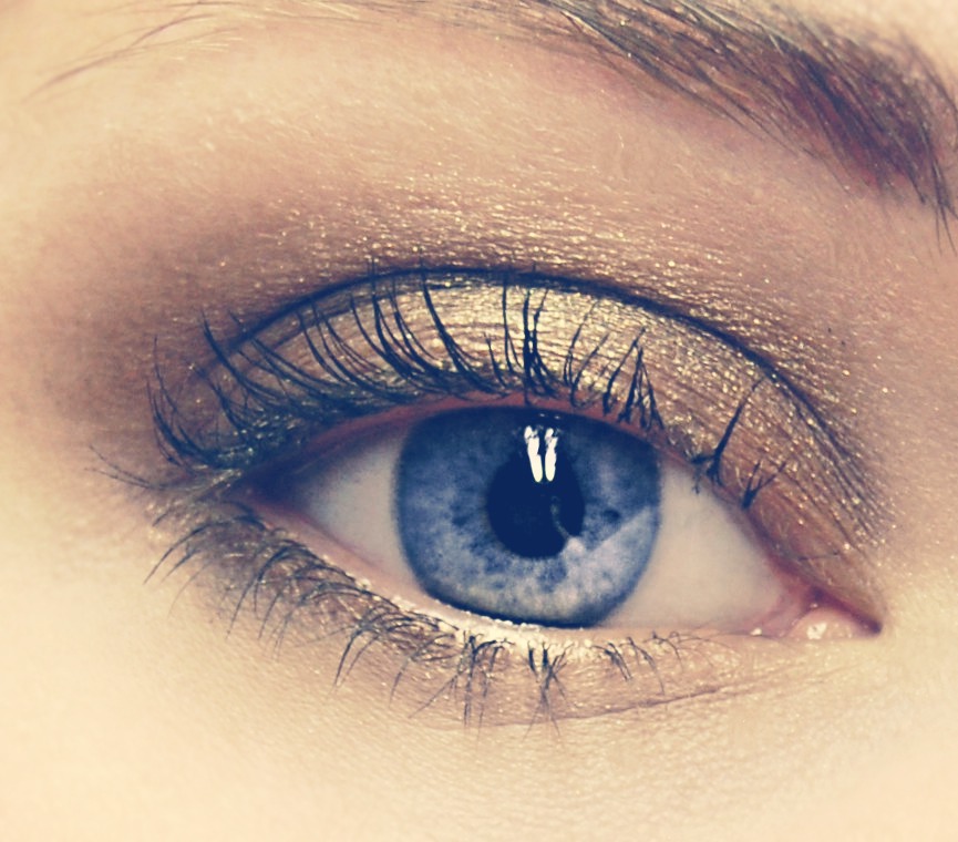 3 Best Eyeshadow Colors For Blue Eyes Trusper