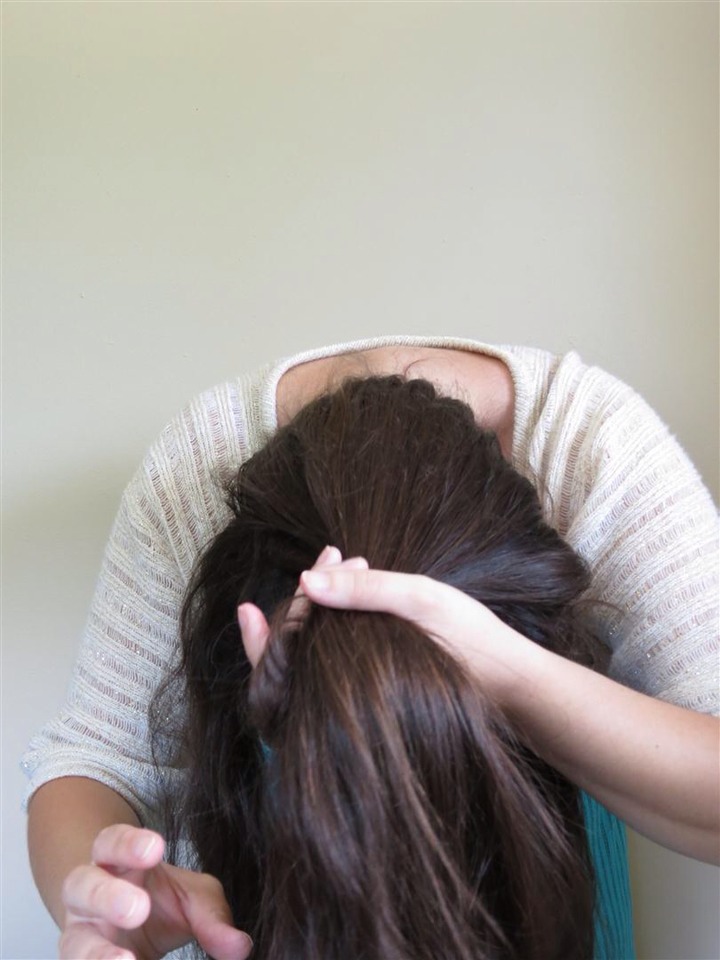 Once again set the timer for 4 minutes and turn your head completely