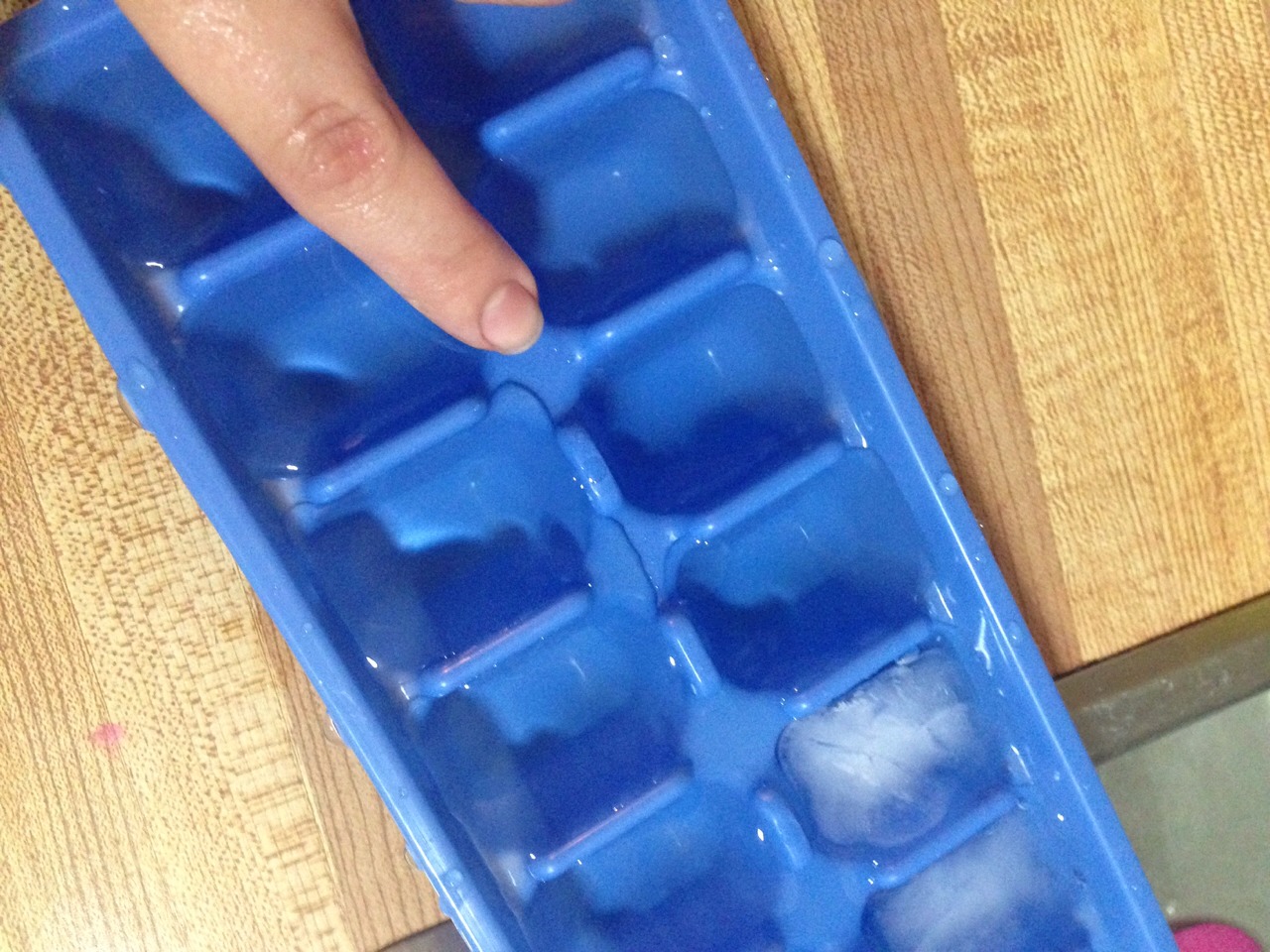 How To Fill The Ice Cube Tray WITHOUT GETTING WATER EVERYWHERE! Trusper